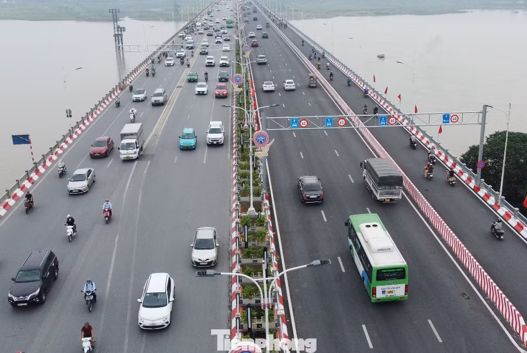 Với chiều rộng 8 làn xe, trong đó có 6 làn xe cơ giới chạy tốc độ cao, sáng 30/8/2023 cầu Vĩnh Tuy giai đoạn 2 đã được thông xe. Cầu có tổng mức đầu tư hơn 2.500 tỉ đồng với mục tiêu hoàn thiện đường Vành đai 2; tăng cường khả năng lưu thông giữa hai bên bờ sông Hồng, đáp ứng nhu cầu vận tải ngày một tăng, đảm bảo an toàn giao thông, cảnh quan đô thị; tạo điều kiện phát triển kinh tế-xã hội, trên địa bàn thành phố Hà Nội. Với chiều rộng 8 làn xe, trong đó có 6 làn xe cơ giới chạy tốc độ cao, sáng 30/8/2023 cầu Vĩnh Tuy giai đoạn 2 đã được thông xe. Cầu có tổng mức đầu tư hơn 2.500 tỉ đồng với mục tiêu hoàn thiện đường Vành đai 2; tăng cường khả năng lưu thông giữa hai bên bờ sông Hồng, đáp ứng nhu cầu vận tải ngày một tăng, đảm bảo an toàn giao thông, cảnh quan đô thị; tạo điều kiện phát triển kinh tế-xã hội, trên địa bàn thành phố Hà Nội.