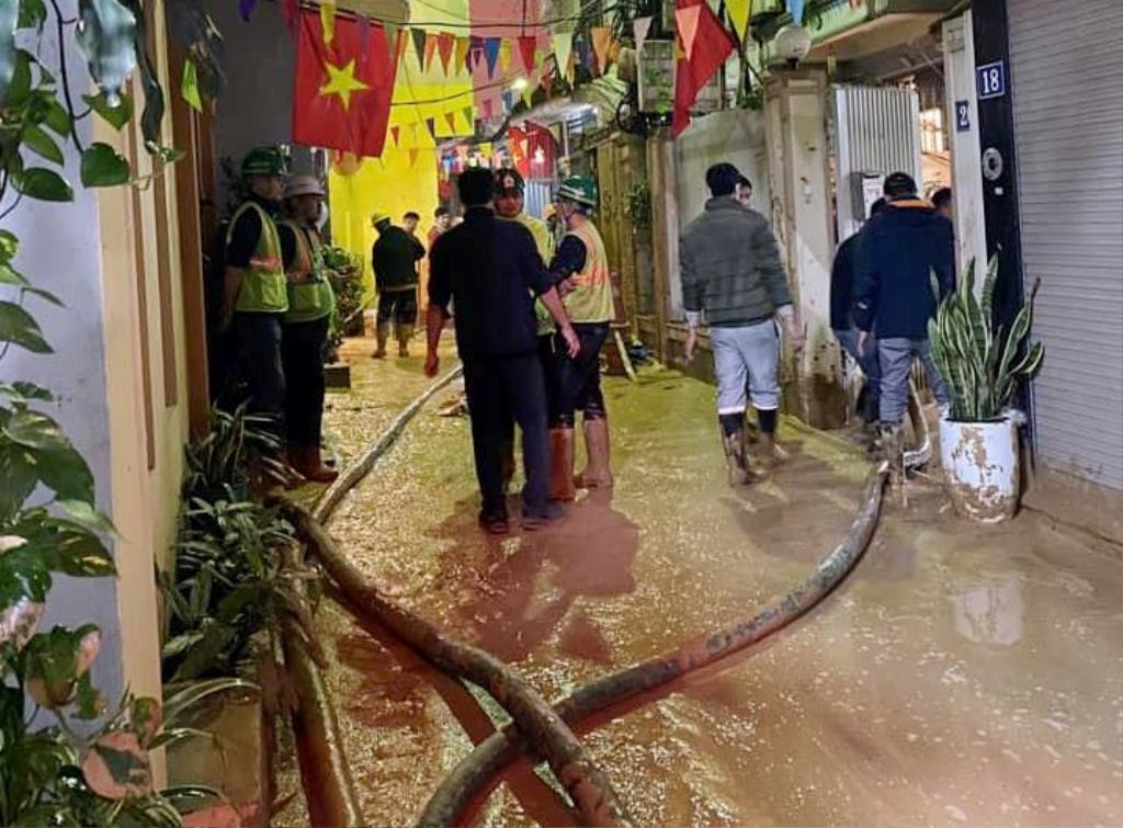 Đến 23h đêm qua, theo ghi nhận của phóng viên, một số vị trí phun chất lỏng lên mặt đường tại ngõ số 7 phố Giang Văn Minh vẫn tiếp tục. Đại diện chủ đầu tư là Ban quản lý đường sắt đô thị Hà Nội và các đơn vị thi công đều có mặt, túc trực xử lý sự cố. Để tránh chất lỏng phun cao và bắn, chảy vào nhà dân, nhiều dụng cụ bạt và tấm bìa cứng đã được các đơn vị thi công huy động che, bịt các vị trí còn phun chất lỏng. Đến 23h đêm qua, theo ghi nhận của phóng viên, một số vị trí phun chất lỏng lên mặt đường tại ngõ số 7 phố Giang Văn Minh vẫn tiếp tục. Đại diện chủ đầu tư là Ban quản lý đường sắt đô thị Hà Nội và các đơn vị thi công đều có mặt, túc trực xử lý sự cố. Để tránh chất lỏng phun cao và bắn, chảy vào nhà dân, nhiều dụng cụ bạt và tấm bìa cứng đã được các đơn vị thi công huy động che, bịt các vị trí còn phun chất lỏng.