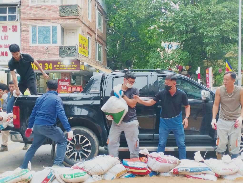 Lực lượng chức năng đã huy động nhiều xe bồn đến hút một lượng lớn bùn lỏng tràn ra đường.