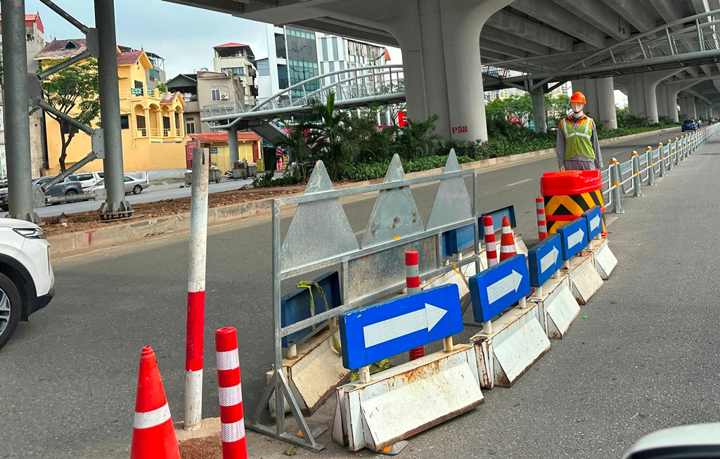 Dựng hàng rào sắt và hình nộm để phân làn trên đường Phạm Hùng những ngày qua.