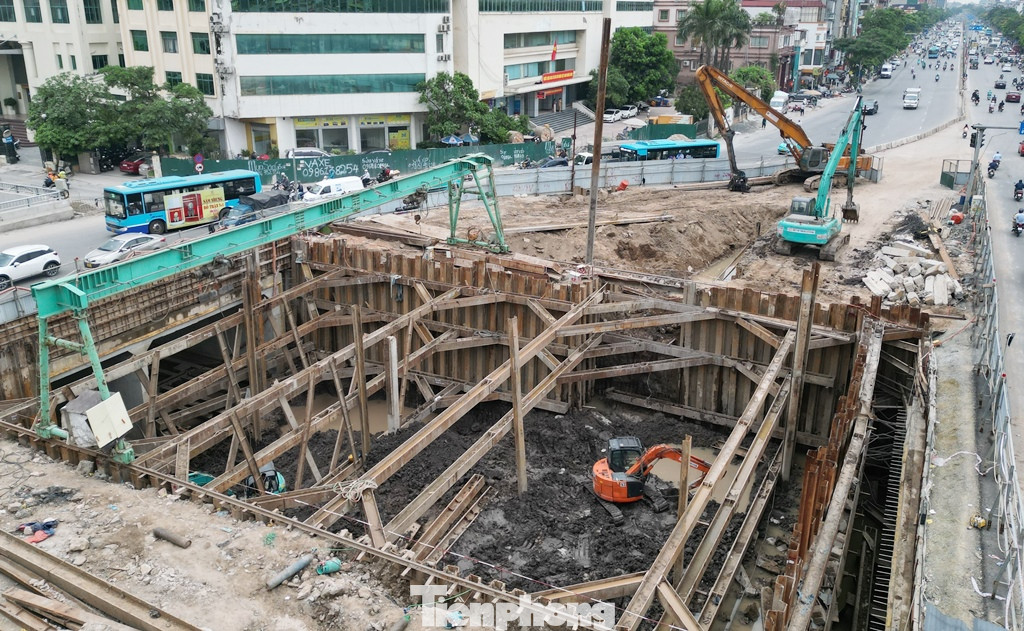 Hiện dự án đang đào, thi công các đốt hầm kín từ HK1 đến HK3 và đường dẫn phía Kim Đồng. Hiện dự án đang đào, thi công các đốt hầm kín từ HK1 đến HK3 và đường dẫn phía Kim Đồng.