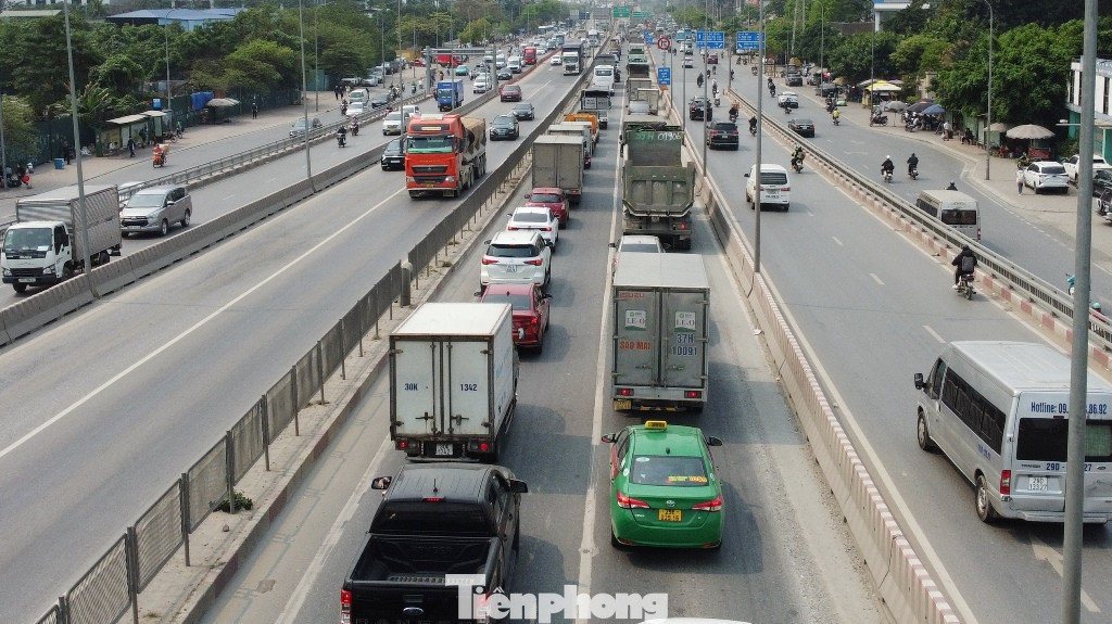 Ở hai làn đường cao tốc đường trên cao hướng cầu Thăng Long - Mai Dịch các loại xe ô tô nối đuôi nhau dài cả km. Ở hai làn đường cao tốc đường trên cao hướng cầu Thăng Long - Mai Dịch các loại xe ô tô nối đuôi nhau dài cả km.