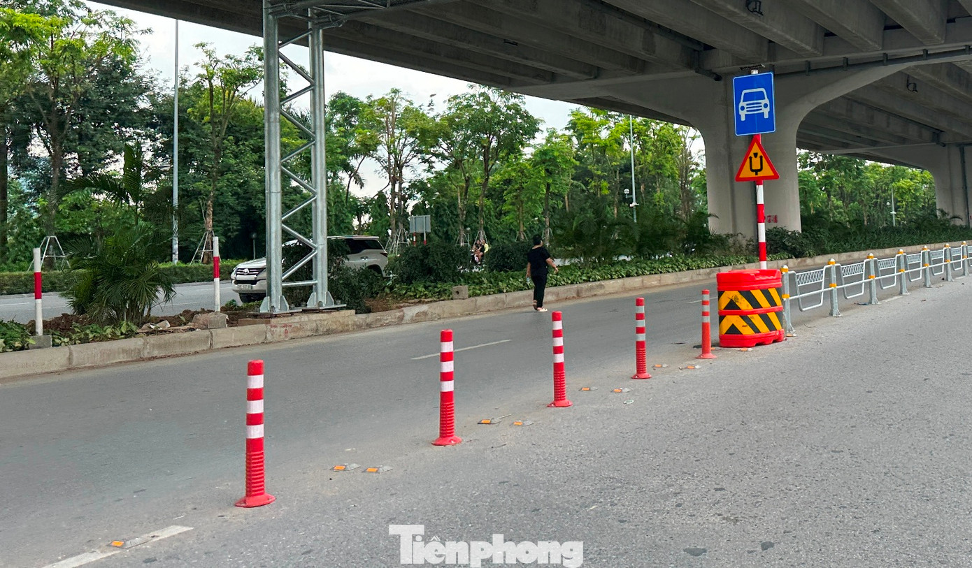 Thay vì chỉ có cột biển báo, tiếp đó là hàng rào sắt, đến sáng nay (23/6) theo ghi nhận của PV Tiền Phong, tất cả các điểm đầu hàng rào sắt phân làn trên hai tuyến đường Võ Chí Công và Phạm Văn Đồng đã được lắp đặt thêm hàng các cọc tiêu cao su mềm.