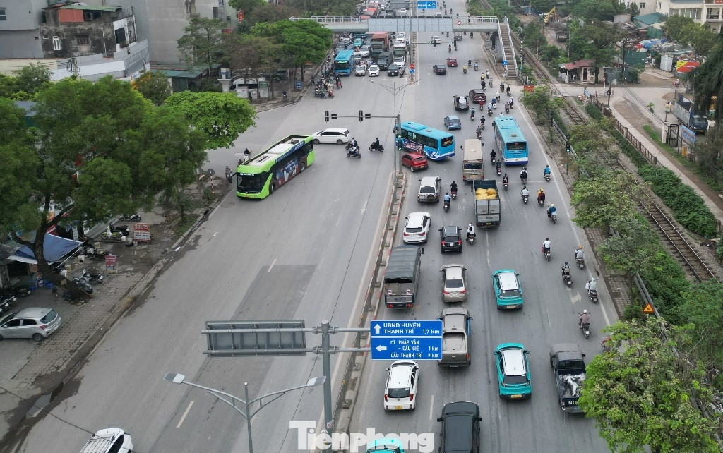 Ngoài "kéo" toàn bộ xe tải, xe khách từ hướng Văn Điển đến Ngõ 15 đi ra cao tốc, việc tổ chức giao thông này còn giúp nhiều ô tô, xe khách đi cao tốc đến Ngõ 15 Ngọc Hồi không phải vòng lại nút giao Ngọc Hồi - Giải Phóng rồi mới ra cao tốc như hiện nay.