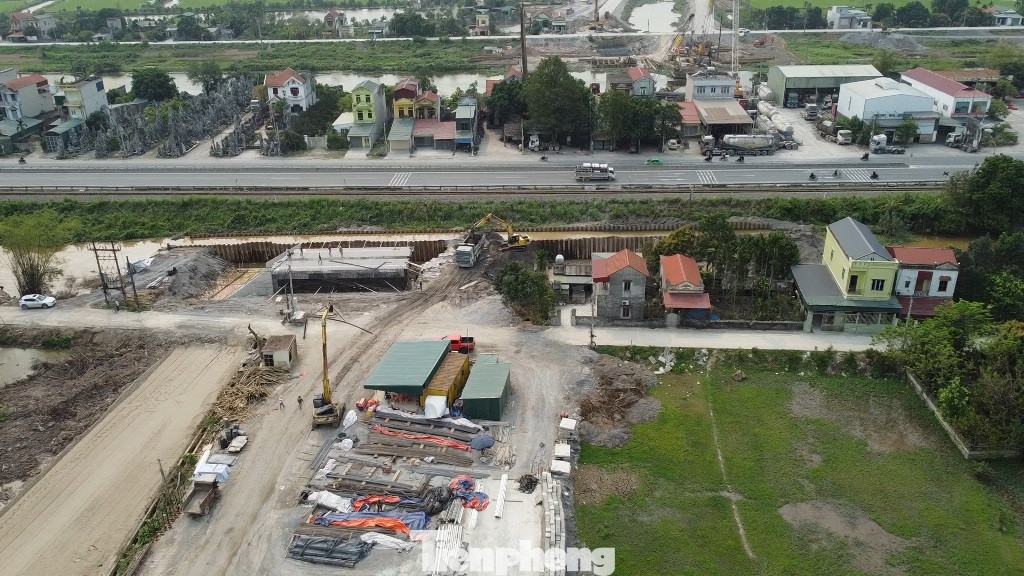 Dự án đang thi công các nút giao và cầu vượt, trong đó có cầu vượt QL1A đoạn qua thành phố Phủ Lý.