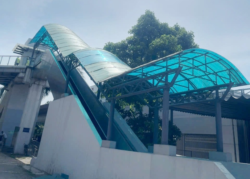 Riêng với hệ thống mái nhà ga Yên Nghĩa bị thủng và mái các cầu thang bộ, cầu thang máy tại đây, Hanoi Metro đặt ra mục tiêu hoàn thành đồng bộ trước 5/6.