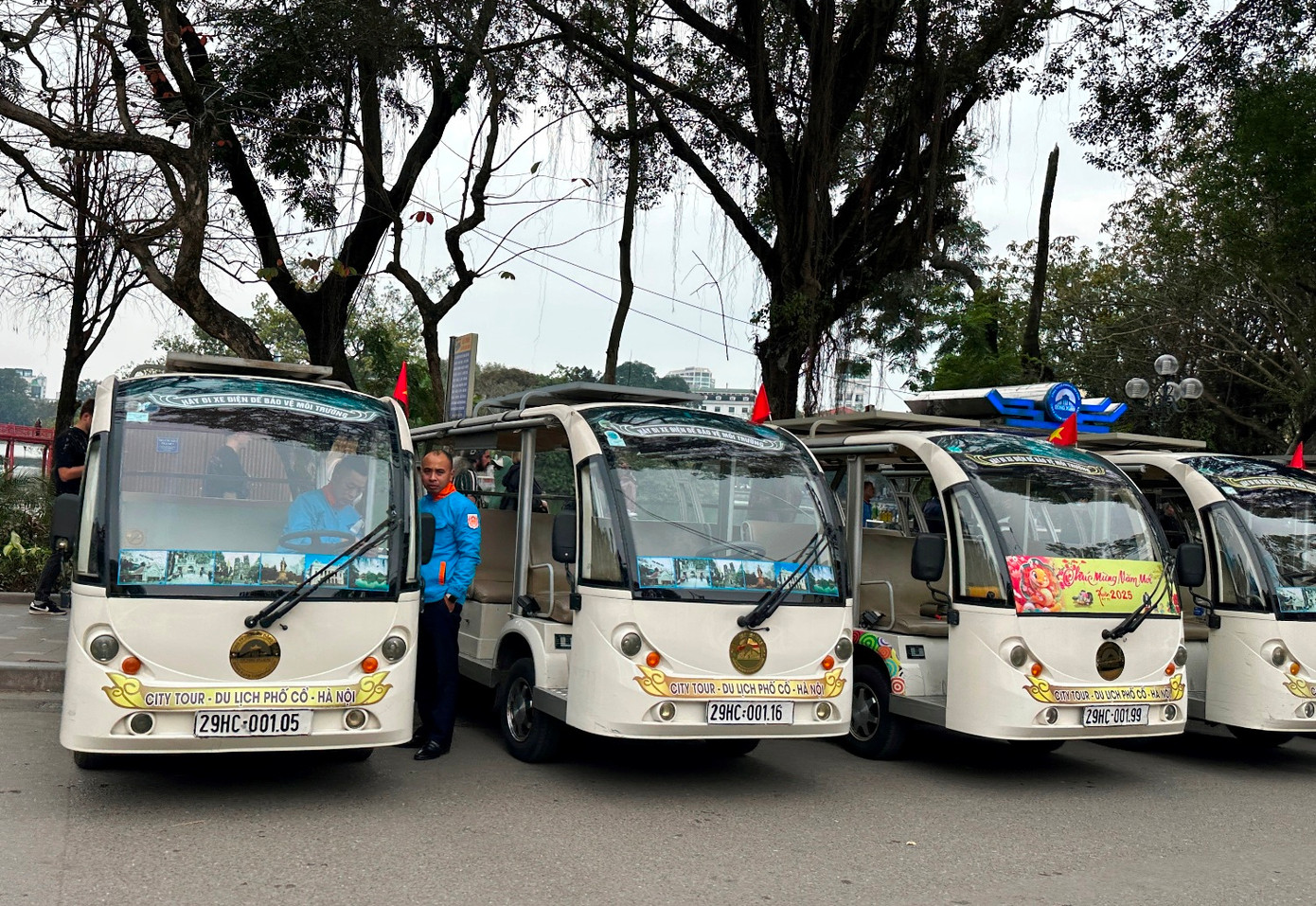 Đại diện Cty Cổ phần Đồng Xuân (đơn vị vận hành tuyến ô tô điện 4 bánh chở khách tại phố cổ và Hồ Hoàn Kiếm) cho biết, do xe điện của đơn vị đã được cấp phép hoạt động hơn 10 năm nay, vừa qua Nghị định 165 ra đời (có sau xe ô tô điện 4 Hà Nội), Công ty CP Đồng Xuân đã thực hiện đầy đủ các yêu cầu của cơ quan chức năng để thực hiện nghị định mới. Đại diện Cty Cổ phần Đồng Xuân (đơn vị vận hành tuyến ô tô điện 4 bánh chở khách tại phố cổ và Hồ Hoàn Kiếm) cho biết, do xe điện của đơn vị đã được cấp phép hoạt động hơn 10 năm nay, vừa qua Nghị định 165 ra đời (có sau xe ô tô điện 4 Hà Nội), Công ty CP Đồng Xuân đã thực hiện đầy đủ các yêu cầu của cơ quan chức năng để thực hiện nghị định mới.