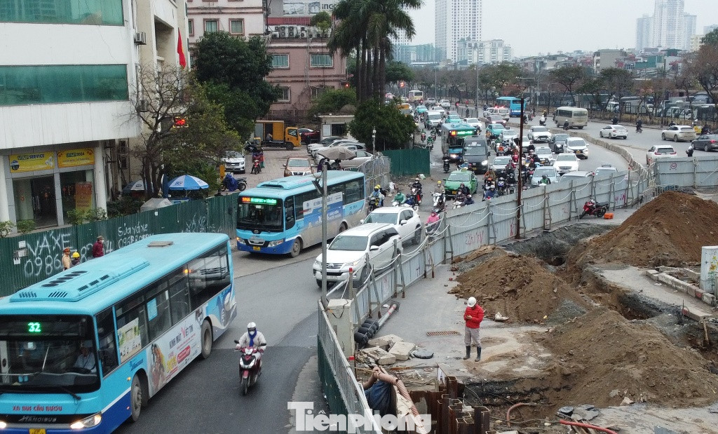 Trong những ngày qua, thay vì qua nút giao Giải Phóng - Kim Đồng bằng đèn tín hiệu (xanh - đỏ), phương tiện đi lại tự do theo vòng xuyến hàng rào. Trong những ngày qua, thay vì qua nút giao Giải Phóng - Kim Đồng bằng đèn tín hiệu (xanh - đỏ), phương tiện đi lại tự do theo vòng xuyến hàng rào.