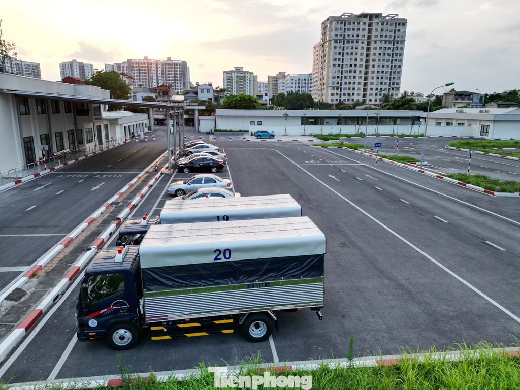 Tại nhiều trung tâm, ô tô con, xe tải giảng dạy và xe có gắn chíp điện tử để thi sát hạch đang để phơi nắng mưa nhiều ngày.