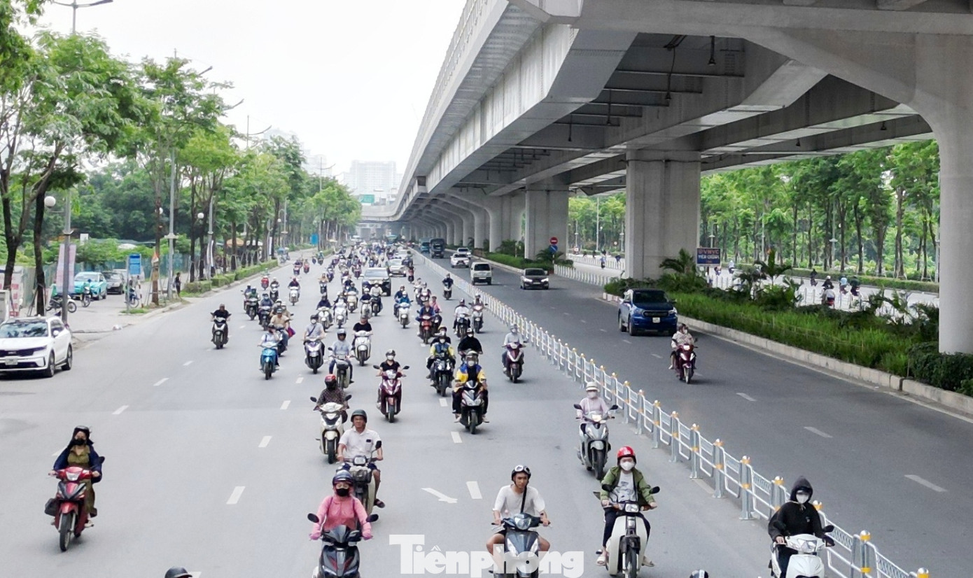 Giờ cao điểm chiều qua và sáng nay (24/6) sau những ngày đầu tiên có sự xuất hiện của biển báo và hàng rào sắt phân làn, các dòng xe đã đi lại bắt đầu theo làn riêng.