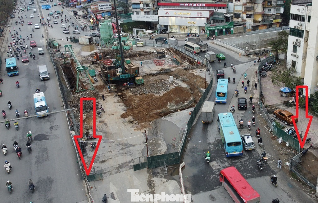 Với chiều đường Ngọc Hồi - nội thành các cột đèn tín hiệu tại nút cũng được tháo dỡ (mũi tên đỏ). Với chiều đường Ngọc Hồi - nội thành các cột đèn tín hiệu tại nút cũng được tháo dỡ (mũi tên đỏ).