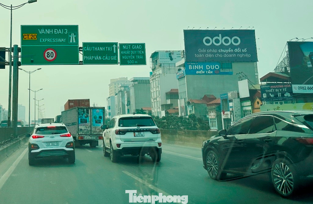 Ùn ứ kéo dài xảy ra trên chiều đường Mai Dịch - Pháp Vân - cầu Thanh Trì.