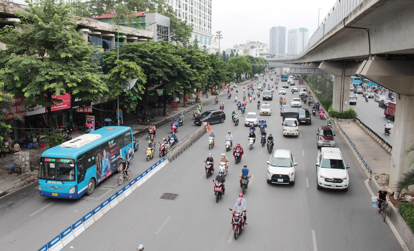 Vào các khung giờ ít xe tham gia giao thông, phương án phân làn khi đó là dùng dải phân cách sắt hình mũi tên và hàng rào di động kết hợp với lốp ô tô làm cột biển báo, nhiều phương tiện đã đi theo làn riêng. Vào các khung giờ ít xe tham gia giao thông, phương án phân làn khi đó là dùng dải phân cách sắt hình mũi tên và hàng rào di động kết hợp với lốp ô tô làm cột biển báo, nhiều phương tiện đã đi theo làn riêng.