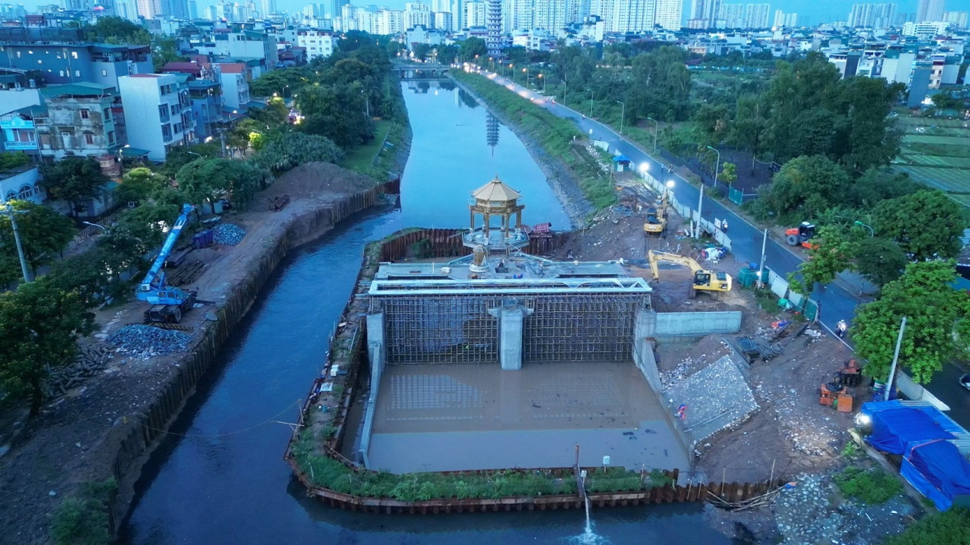 Mục đích của các công trình này là sau khi lấy nước từ sông Hồng vào sẽ giữ mực nước ổn định theo ý muốn, tránh việc nước trôi nhanh ra sông Nhuệ. Trong 3 đập, công trình đập tràn tại Cầu Quang được xây dựng sớm nhất, hiện các đơn vị thi công đã hoàn thành cơ bản phần xây lắp công trình.