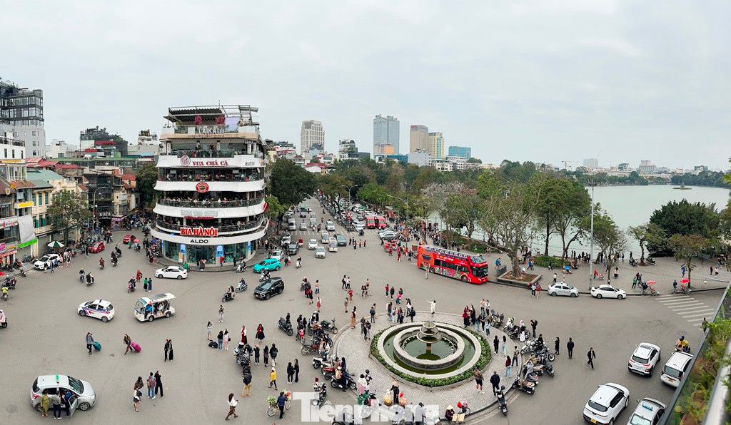Để khu vực Hồ Hoàn Kiếm (trung tâm Hà Nội) có một quảng trường mở, không gian công cộng phục vụ người dân cũng như tổ chức các hoạt động quan trọng của Thủ đô và cả nước, UBND thành phố Hà Nội có chủ trương dỡ bỏ tòa nhà Hàm cá mập và hơn 10 công trình liền kề để thực hiện dự án cải tạo, mở rộng quảng trường Đông Kinh - Nghĩa Thục. Tiến độ thành phố Hà Nội giao cho các đơn vị thi công thực hiện dỡ bỏ tòa nhà Hàm cá mập là trước dịp 30/4 năm nay. Ủng hộ chủ trương của thành phố nhưng nhiều người dân Hà Nội và khách du lịch đến đây những ngày qua cho biết, họ không khỏi xao xuyến, luyến tiếc khi một địa chỉ đã gần như "đóng đinh" tại Hà Nội.