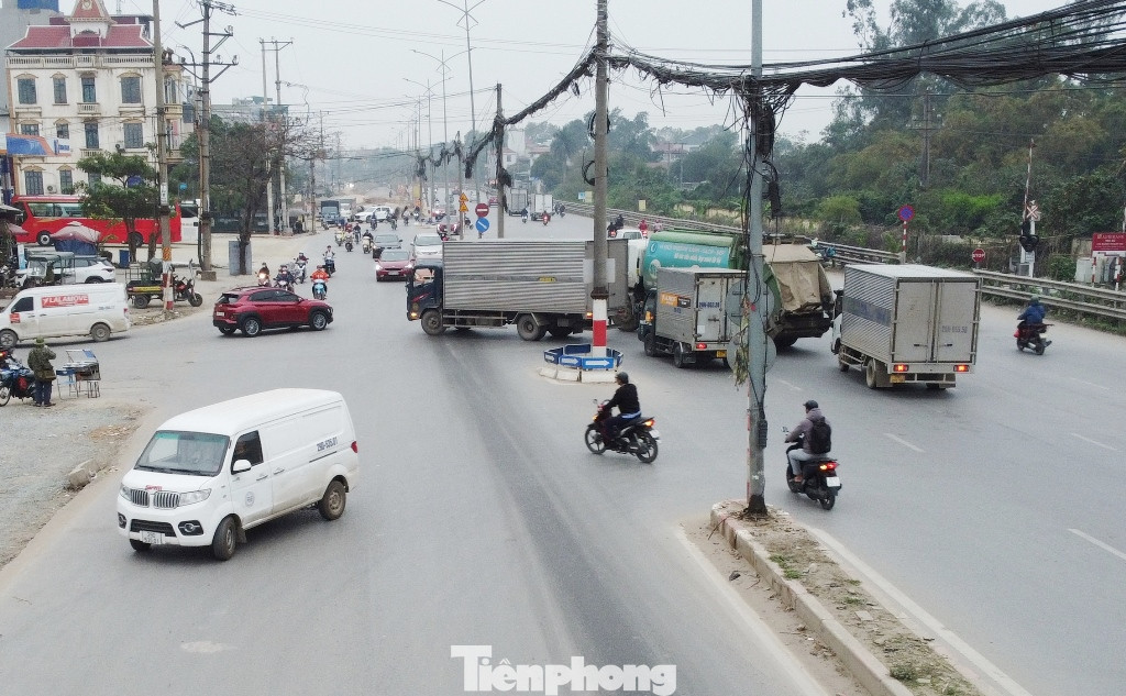Đại diện Sở Xây dựng cho biết, thời gian tới Thanh tra Xây dựng sẽ đi kiểm tra và yêu cầu chủ đầu tư thực hiện nghiêm túc các quy định về thi công, đảm bảo an toàn giao thông trong đó có việc di dời, hạ ngầm các cột điện trên đường. Đại diện Sở Xây dựng cho biết, thời gian tới Thanh tra Xây dựng sẽ đi kiểm tra và yêu cầu chủ đầu tư thực hiện nghiêm túc các quy định về thi công, đảm bảo an toàn giao thông trong đó có việc di dời, hạ ngầm các cột điện trên đường.