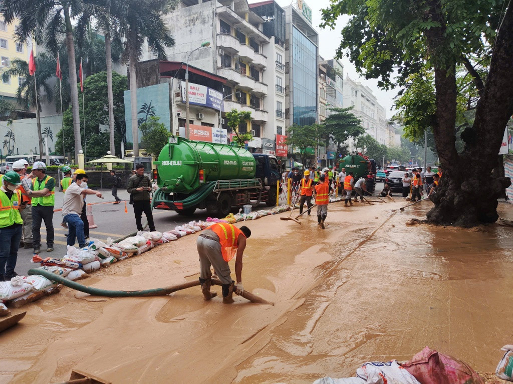 Cả chủ đầu tư dự án metro Nhổn - ga Hà Nội là Ban QLDA đường sắt đô thị Hà Nội và các nhà thầu đều có mặt để khắc phục sự cố. Trong thông báo về sự cố cuối giờ chiều nay, đại diện chủ đầu tư cho biết, chủ đầu tư đã phối hợp với nhà thầu thực hiện các biện pháp khắc phục, huy động tối đa nhân lực, các xe hút bùn, thu gom và xử lý bùn tại hiện trường; cùng với đó kiểm tra lại điều kiện địa chất tại khu vực xảy ra hiện tượng nhằm sớm ổn định tình hình.