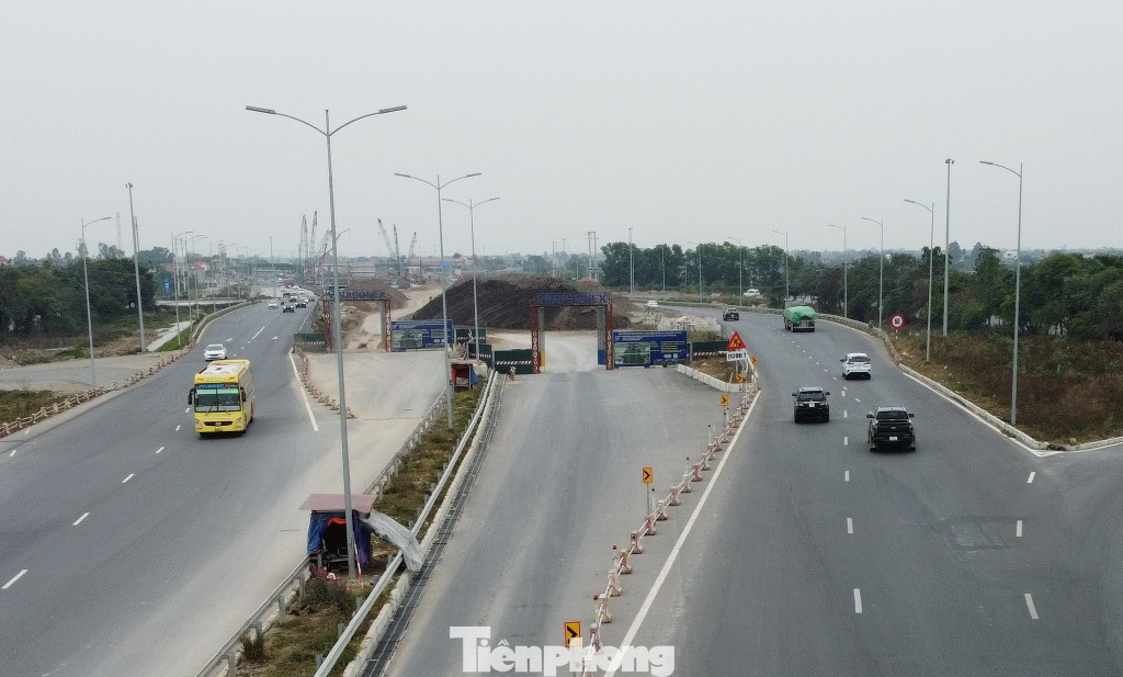 Cụ thể, theo ghi nhận của PV Tiền Phong, ngày 11/1, cao tốc Cầu Giẽ - Ninh Bình (trục cao tốc Bắc Nam) đoạn qua tỉnh Hà Nam đang có 2 công trường thi công chiếm dụng lòng đường cao tốc cả năm qua. Cụ thể, theo ghi nhận của PV Tiền Phong, ngày 11/1, cao tốc Cầu Giẽ - Ninh Bình (trục cao tốc Bắc Nam) đoạn qua tỉnh Hà Nam đang có 2 công trường thi công chiếm dụng lòng đường cao tốc cả năm qua.