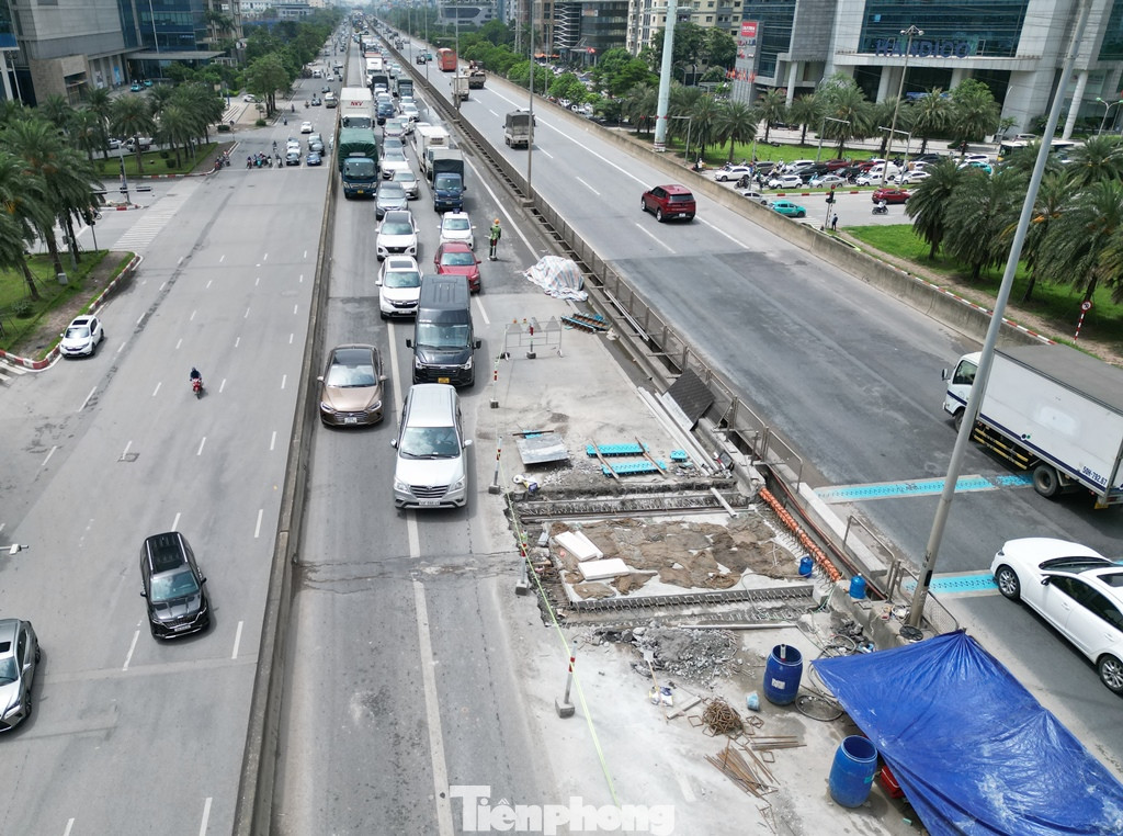 Cùng với đó, hàng rào công trường được yêu cầu vào ban ngày chỉ được phép rào 1/2 lòng đường, còn lại để phục vụ giao thông. Nhưng hiện nhiều hàng rào thi công khe co giãn đã rào hơn nửa lòng đường.