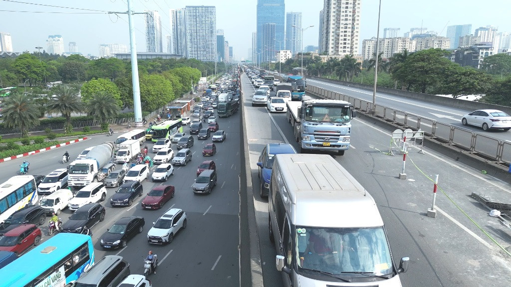 Chiều tối qua và sáng nay (14/5), ùn tắc kéo dài tiếp tục xảy ra ở đường trên cao Vành đai 3 khi hàng rào thi công khe co giãn được mở rộng ra các đoạn mới. Chiều tối qua và sáng nay (14/5), ùn tắc kéo dài tiếp tục xảy ra ở đường trên cao Vành đai 3 khi hàng rào thi công khe co giãn được mở rộng ra các đoạn mới.