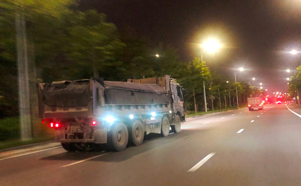 Xe tải loại hổ vồ (Howo) chở đất công trường chạy thành đoàn trên trục phía Nam Hà Nội suốt thời gian qua. Xe tải loại hổ vồ (Howo) chở đất công trường chạy thành đoàn trên trục phía Nam Hà Nội suốt thời gian qua.