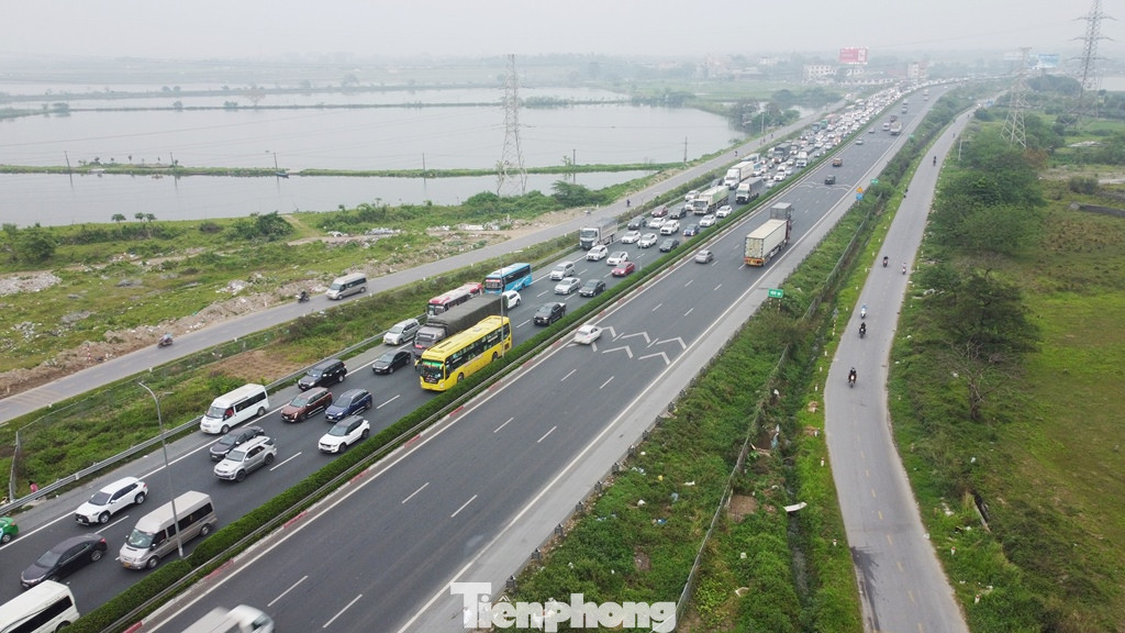 Đánh giá đây cũng là một hình thức làm cầu cạn, nhưng để làm theo hình thức này, nhà đầu tư phải làm đến 2 nguyên đơn cầu, và thay vì chỉ làm một trụ đỡ thì nhà đầu tư phải làm cả hai dãy trụ chạy song song hai bên đường cao tốc. Điều này khiến thời gian thi công lâu và chắc chắn chi phí sẽ cao hơn so với làm 1 trụ.