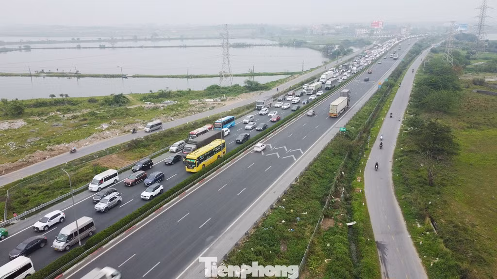 Đánh giá đây cũng là một hình thức làm cầu cạn, nhưng để làm theo hình thức này, nhà đầu tư phải làm đến 2 nguyên đơn cầu, và thay vì chỉ làm một trụ đỡ thì nhà đầu tư phải làm cả hai dãy trụ chạy song song hai bên đường cao tốc. Điều này khiến thời gian thi công lâu và chắc chắn chi phí sẽ cao hơn so với làm 1 trụ.