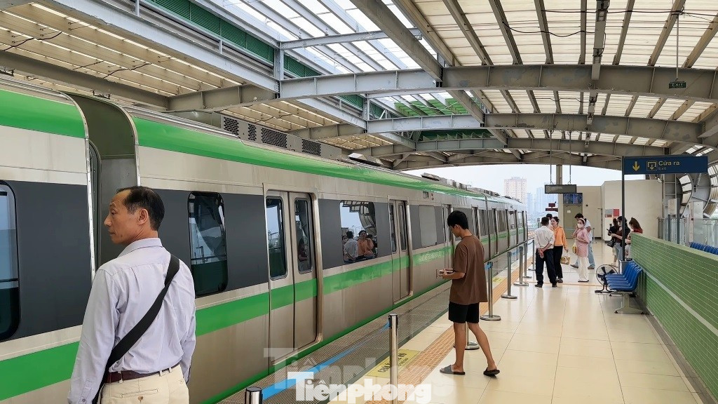 Thủng mái che nhà ga Yên Nghĩa sẽ được khắc phục xong trước 5/6.