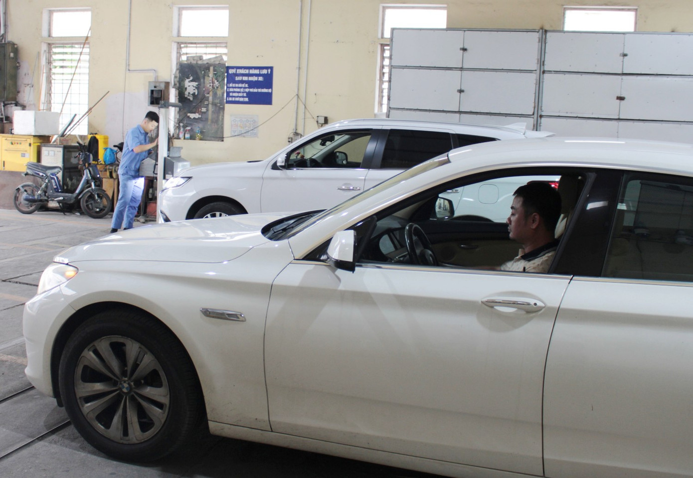 Sau khi hoàn thành các bài test kỹ thuật, lái xe sẽ được trả cho tài xế, chủ xe đánh xe ra khỏi dây chuyền đăng kiểm. Sau khi hoàn thành các bài test kỹ thuật, lái xe sẽ được trả cho tài xế, chủ xe đánh xe ra khỏi dây chuyền đăng kiểm.