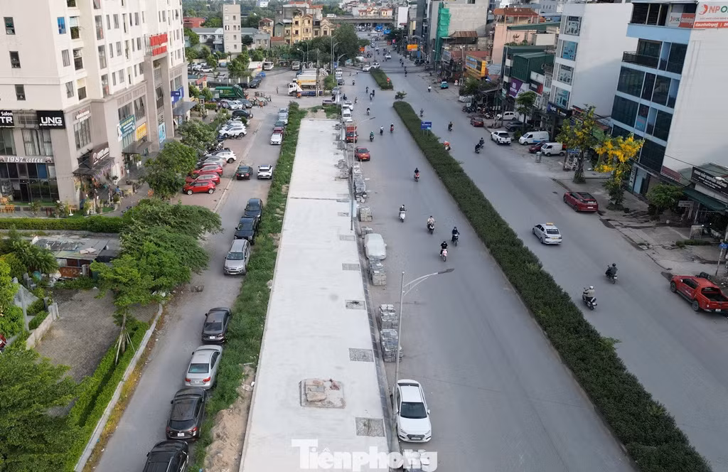 Đến nay, mới có đoạn khoảng 500 mét từ trụ sở Công an phường Yên Sở đến đoạn đối diện hồ Yên Sở (Q Hoàng Mai) là được mở rộng và hình thành đoạn đường đôi, có dải phân cách giữa.