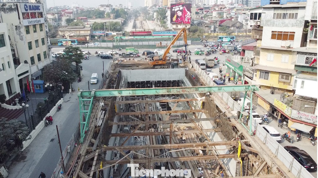 Tuy là dự án trọng điểm của thành phố nhưng liên ngành Công an - GTVT thống nhất, yêu cầu chủ đầu tư và nhà thầu phải thực hiện theo phương án: Vừa thi công vừa đảm bảo giao thông trên đường.