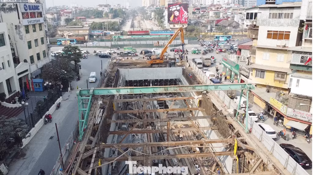 Tuy là dự án trọng điểm của thành phố nhưng liên ngành Công an - GTVT thống nhất, yêu cầu chủ đầu tư và nhà thầu phải thực hiện theo phương án: Vừa thi công vừa đảm bảo giao thông trên đường. Tuy là dự án trọng điểm của thành phố nhưng liên ngành Công an - GTVT thống nhất, yêu cầu chủ đầu tư và nhà thầu phải thực hiện theo phương án: Vừa thi công vừa đảm bảo giao thông trên đường.