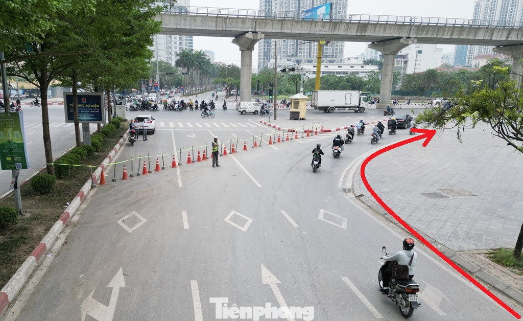 Trong 3 ngày qua, đại diện Sở Xây dựng và Phòng CSGT Hà Nội đã cho đóng chiều đường Trần Vỹ ra nút Hồ Tùng Mậu - Trần Vỹ, xe tại đây được điều tiết, hướng dẫn đi ra nhánh rẽ phải, không qua nút giao (mũi tên) để ra đường Hồ Tùng Mậu, sau đó nếu có nhu cầu các phương tiện sẽ quay đầu tại điểm mở nằm cách nút giao khoảng 100 m.
