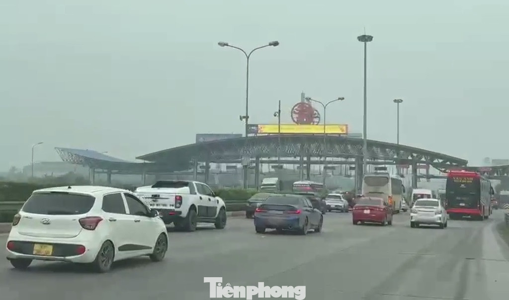 Trao đổi với PV Tiền Phong trưa nay, lãnh đạo Đội Đội Tuần tra kiểm soát giao thông đường bộ cao tốc số 3, Phòng 6, Cục CSGT cho biết, dịp nghỉ lễ Giỗ tổ Hùng Vương nên lưu lượng xe sáng nay lưu thông trên cao tốc Pháp Vân - Cầu Giẽ tăng gấp đôi, gấp ba ngày thường, Đội đã huy động 100% quân số để tuần tra, điều tiết giao thông trên dọc tuyến cao tốc từ Pháp Vân đến Thanh Hoá.