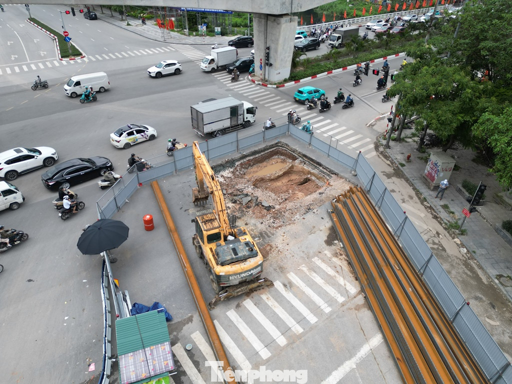 Trao đổi với PV Tiền Phong, Trung tá Vương Đăng Cường, Đội trưởng Đội CSGT số 7, Phòng CSGT Hà Nội cho biết hiện trên các tuyến phố Vũ Trọng Khánh, Trần Phú, Phùng Hưng đang có các công trường hàng rào thi công dự án xử lý nước thải Yên Xá do Ban QLDA xây dựng công trình hạ tầng và nông nghiệp làm chủ đầu tư, với 2 vị trí hàng rào vừa dựng mở rộng trên đường Trần Phú, đường Phùng Hưng, hiện Đội mới chỉ nhận được thông báo rào thử nghiệm và chưa thấy đơn vị thi công tại đây trình phương án tổ chức giao thông.