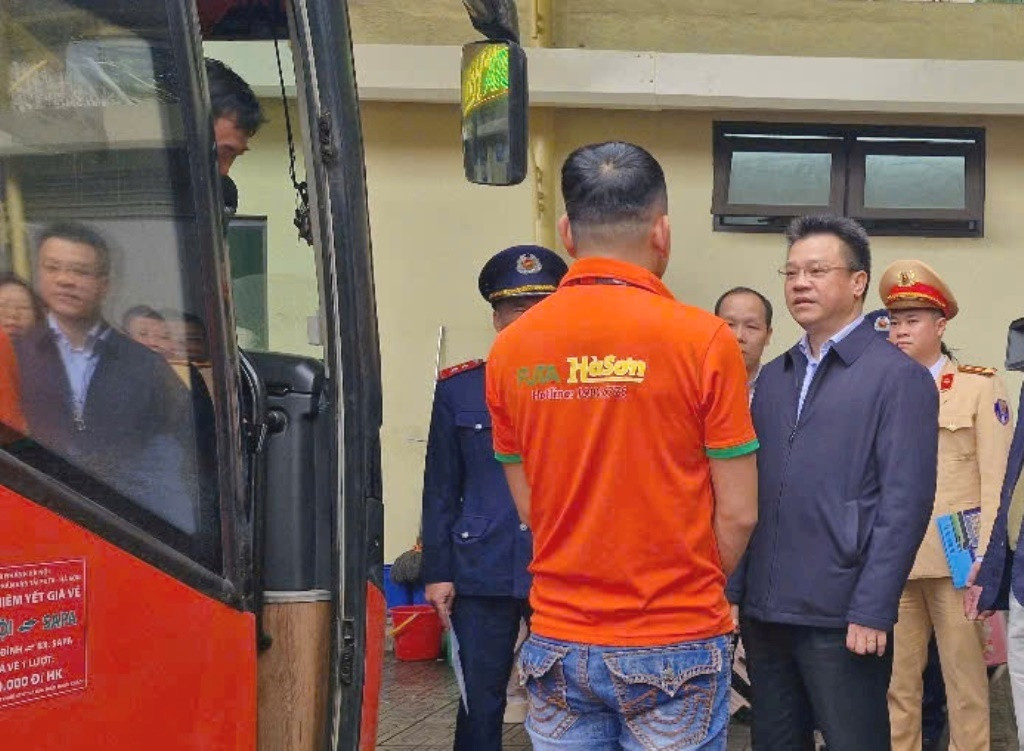 Ông Lê Kim Thành, Phó Chủ tịch chuyên trách Ủy ban An toàn giao thông Quốc gia (người đeo kính) gặp gỡ, hỏi thăm tình hình phục vụ hành khách của đại diện một nhà xe tại bến Mỹ Đình. Ông Lê Kim Thành, Phó Chủ tịch chuyên trách Ủy ban An toàn giao thông Quốc gia (người đeo kính) gặp gỡ, hỏi thăm tình hình phục vụ hành khách của đại diện một nhà xe tại bến Mỹ Đình.