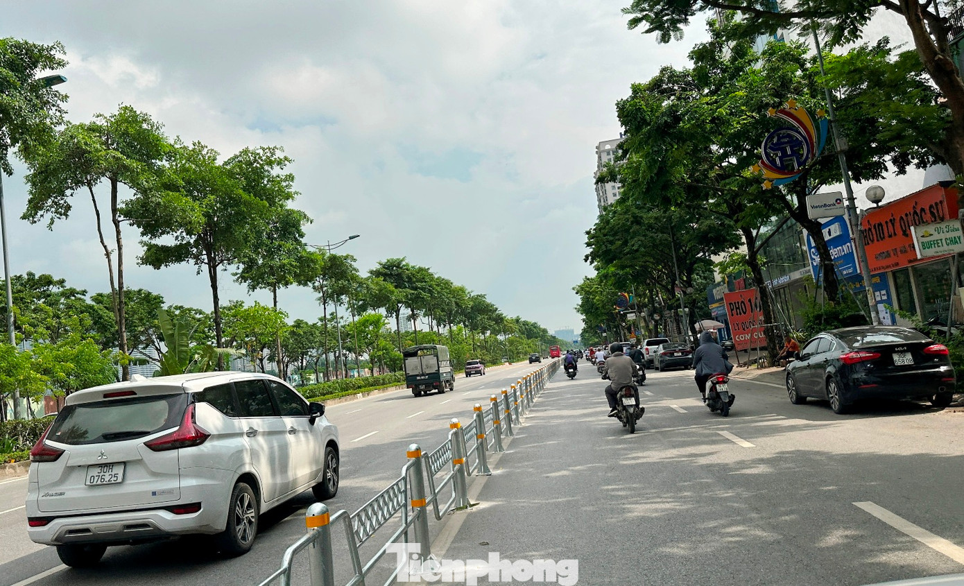 Phương án phân làn trên còn được thực hiện trên cả tuyến phố Võ Chí Công trong hơn một tuần qua. Nhiều người dân, doanh nghiệp vận tải taxi, xe hợp động thường xuyên sinh sống và hoạt động trên cả hai tuyến phố cho rằng, phương án này đang gây một số bất tiện, ảnh hưởng đến việc đi lại, kinh doanh.