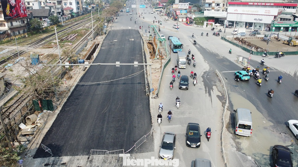 Tuy nhiên, trong tối qua và sáng sớm nay, toàn bộ lòng đường bị chiếm dụng chiều nội thành - Ngọc Hồi đã được hoàn trả, thảm lại.