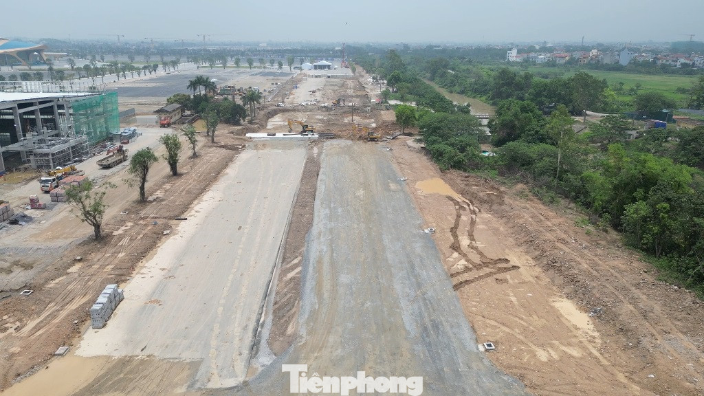 Những đoạn đường dẫn đầu tiên của cầu Tứ Liên được thảm lớp cấp phối đá dăm và bê tông nhựa làm nền đường Những đoạn đường dẫn đầu tiên của cầu Tứ Liên được thảm lớp cấp phối đá dăm và bê tông nhựa làm nền đường