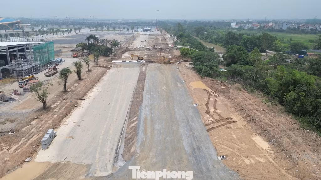 Những đoạn đường dẫn đầu tiên của cầu Tứ Liên được thảm lớp cấp phối đá dăm và bê tông nhựa làm nền đường Những đoạn đường dẫn đầu tiên của cầu Tứ Liên được thảm lớp cấp phối đá dăm và bê tông nhựa làm nền đường