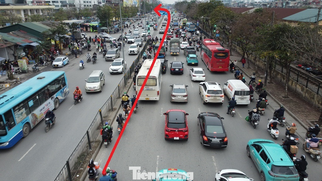 Khi không còn đèn tín hiệu các xe đi lại theo vòng xuyến của hàng rào thi công dự án hầm chui tại đây, riêng các xe muốn rẽ trái khi đi qua nút từ chiếu nội thành phải đi qua nút giao - đến đoạn trước khu vực bến xe Giáp Bát để quay đầu. Khi không còn đèn tín hiệu các xe đi lại theo vòng xuyến của hàng rào thi công dự án hầm chui tại đây, riêng các xe muốn rẽ trái khi đi qua nút từ chiếu nội thành phải đi qua nút giao - đến đoạn trước khu vực bến xe Giáp Bát để quay đầu.