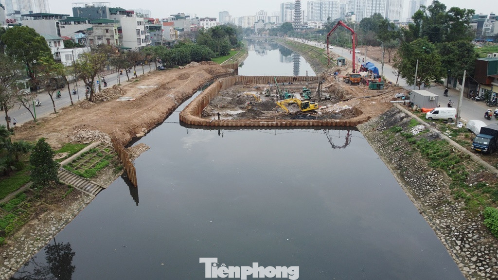 Hiện một đoạn lòng sông Tô Lịch đoạn gần cầu Quang (xã Thanh Liệt, Thanh Trì) đã được các đơn vị thi công khoanh lại, hút cạn nước để tiến hành xây đập dâng, lòng sông Tô Lịch tại đây được thu hẹp còn khoảng 2 mét để đảm bảo tiêu, thoát nước. Hiện một đoạn lòng sông Tô Lịch đoạn gần cầu Quang (xã Thanh Liệt, Thanh Trì) đã được các đơn vị thi công khoanh lại, hút cạn nước để tiến hành xây đập dâng, lòng sông Tô Lịch tại đây được thu hẹp còn khoảng 2 mét để đảm bảo tiêu, thoát nước.