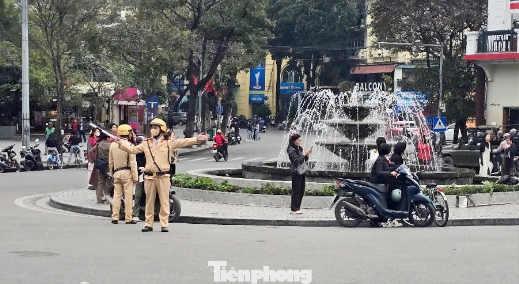 Trao đổi với PV Tiền Phong, Thiếu tá Nguyễn Hoàng Ninh, Đội trưởng Đội CSGT số 1, Phòng CSGT Hà Nội cho biết, để đảm bảo trật tự giao thông tại khu vực Hàm cá mập hiện Đội đã duy trì tổ công tác trực gồm 3 CSGT tại đây "Cùng với kiểm tra, nhắc nhở xe dừng đỗ trên đường, CSGT sẽ đứng điều tiết, hướng dẫn giao thông tại khu vực trước tòa Hàm cá mập khi có đông người đến đây" - ông Ninh nói.