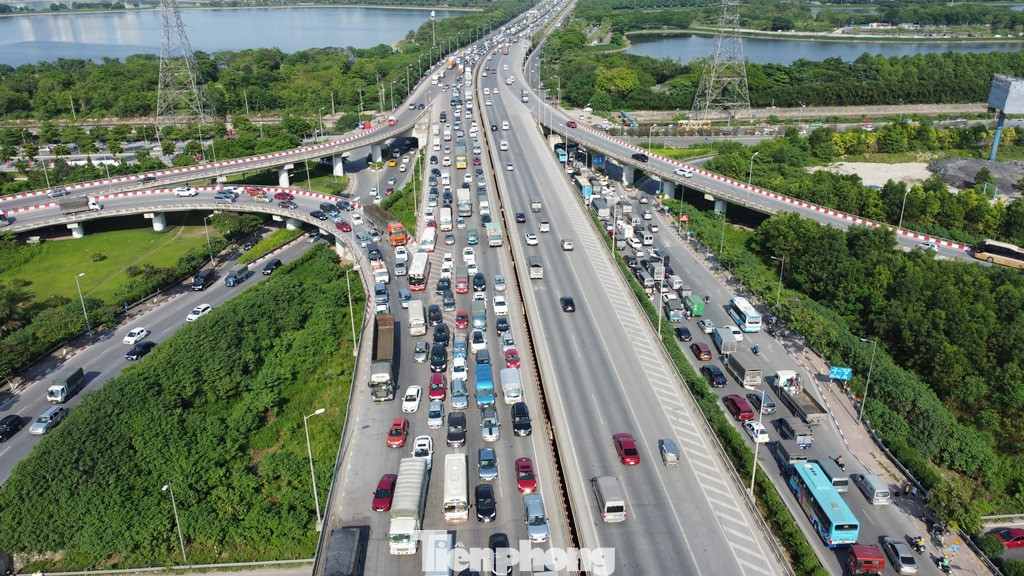 Hiện các khu vực thường xảy ra ùn tắc nhiều nhất, kể cả ngày và đêm là đường trên cao Vành đai 3 qua nút giao Pháp Vân, nút giao Thanh Xuân, nút giao Trung Hòa....