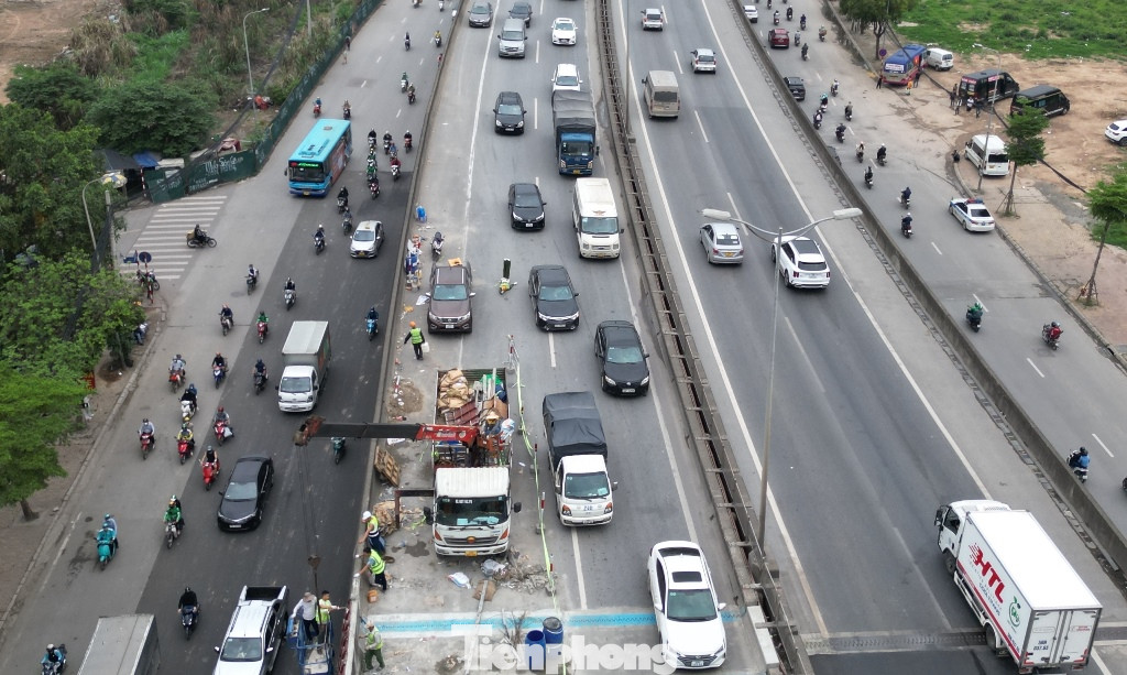 Đại diện Sở Xây dựng vừa cho biết lãnh đạo Sở sẽ yêu cầu kiểm tra, nếu công trường vẫn vi phạm thời gian thành phố đã yêu cầu dừng thi công để đảm bảo đi lại dịp 30/4-1/5 và công trường này đã hết hạn thi công thì trong 29/4 Sở sẽ yêu cầu các đơn vị có liên quan tại Sở dừng thi công công trường này.