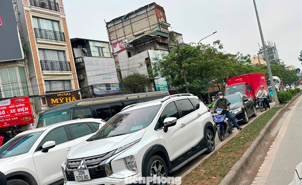 Ùn tắc xảy ra cả hai chiều đường Lê Duẩn.