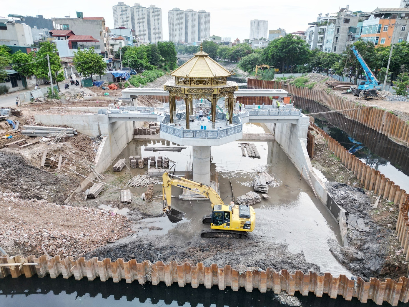 Trong kế hoạch cải tạo lòng sông và chuẩn bị cho việc lấy nước để hồi sinh lại dòng sông Tô Lịch, Sở Xây dựng TP Hà Nội cho biết, sẽ xây dựng 3 đập dâng trên sông Tô Lịch. Trong ảnh là đập dâng Thanh Liệt đang được hoàn thiện. Ảnh chụp ngày 11/7. Trong kế hoạch cải tạo lòng sông và chuẩn bị cho việc lấy nước để hồi sinh lại dòng sông Tô Lịch, Sở Xây dựng TP Hà Nội cho biết, sẽ xây dựng 3 đập dâng trên sông Tô Lịch. Trong ảnh là đập dâng Thanh Liệt đang được hoàn thiện. Ảnh chụp ngày 11/7.
