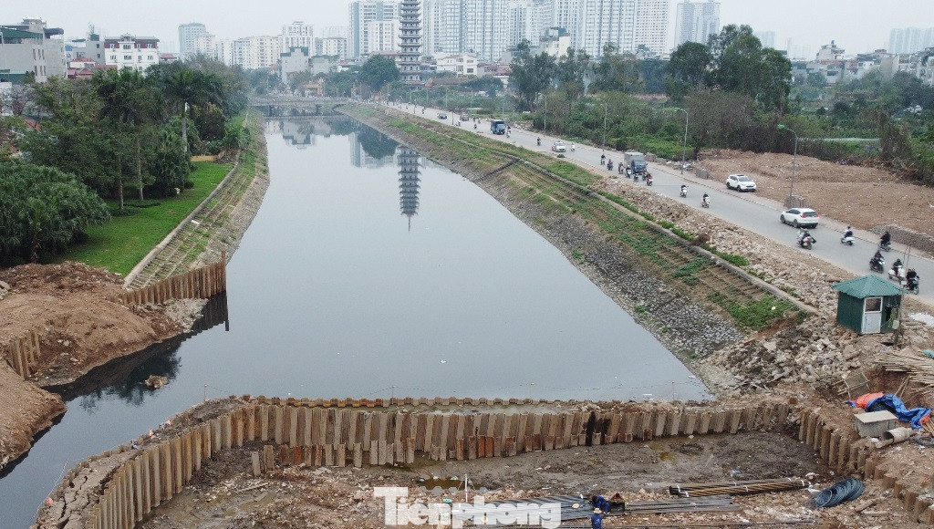 Tại khu vực cầu Quang, sau một thời gian được Cty Thoát nước Hà Nội nạo vét, thanh thải lòng sông, hiện mặt bằng tại đây đã đủ điều kiện để thi công xây đập dâng đầu tiên trên sông Tô Lịch. Tại khu vực cầu Quang, sau một thời gian được Cty Thoát nước Hà Nội nạo vét, thanh thải lòng sông, hiện mặt bằng tại đây đã đủ điều kiện để thi công xây đập dâng đầu tiên trên sông Tô Lịch.
