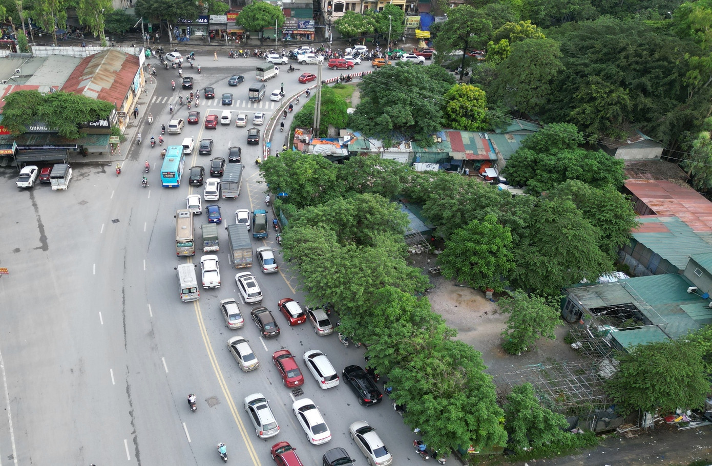 Trong khi đó các tuyến đường đổ về nút đang quá tải lưu lượng xe, thường xuyên ùn tắc...