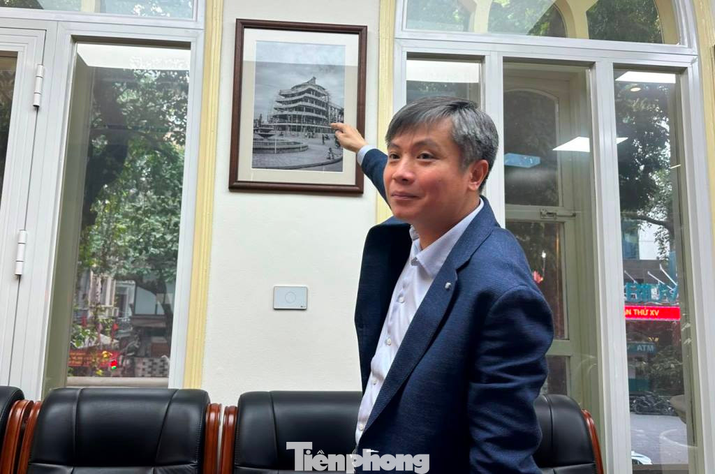 Ông Nguyễn Thanh Nam trao đổi về lịch sử tòa nhà Hàm cá mập.